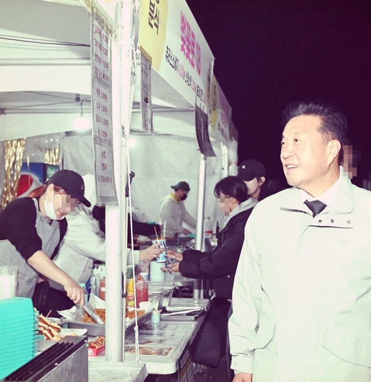 ▲지난 9일 최재구 충남 예산군수가 예산군에서 개최된 의좋은형제 축제장을 둘러보고 있다.  독자 제공