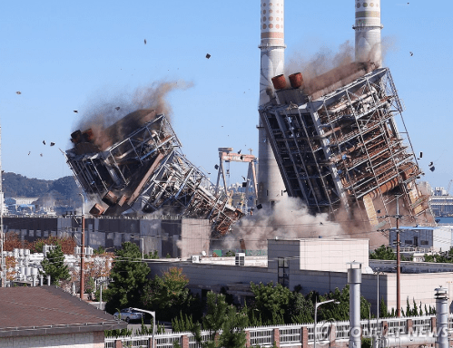 ▲울산화력발전소 보일러 타워 붕괴 사고 엿새째인 11일 오전 발전소 보일러타워 4호기 6호기가 발파 해체 되고 있다. 소방당국은 발파 4호기 6호기 발파 직후 8개팀 70여명을 투입해 붕괴 사고가 난 5호기 주변으로 수색을 벌일 예정이다. 연합뉴스