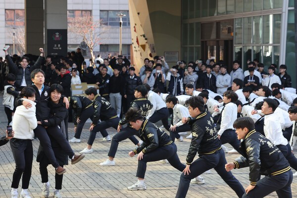 ▲ 2026학년도 대학수학능력시험(수능)을 하루 앞둔 12일 서울 중동고에서 학생들이 선배 수능 대박을 응원하고 있다. 연합뉴스