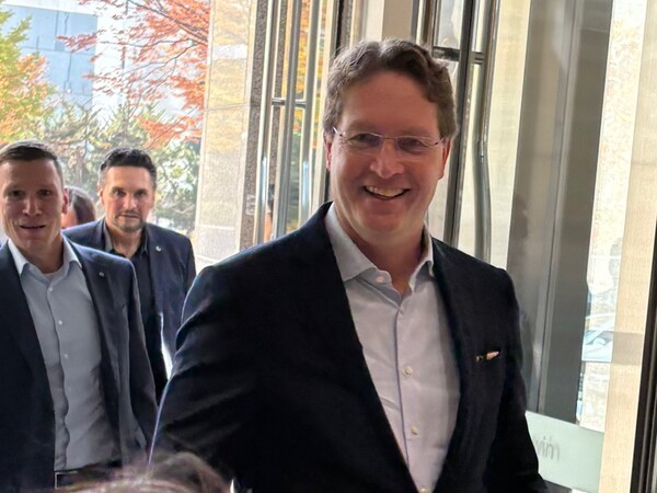 ▲올라 칼레니우스 메르세데스-벤츠 회장이 13일 오후 1시 30분께 여의도 LG트윈타워를 찾아 LG그룹 주요 계열사 최고경영자(CEO)들과 회동했다.연합뉴스