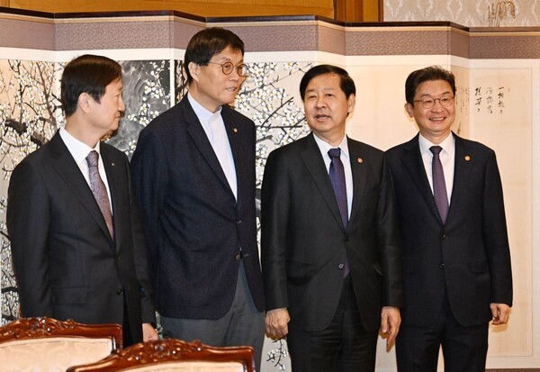 ▲시장상황점검회의에 앞서 이찬진 금융감독원장(왼쪽부터), 이창용 한국은행 총재, 구윤철 부총리 겸 기획재정부 장관, 이억원 금융위원장이 기념 촬영하고 있다. 연합뉴스