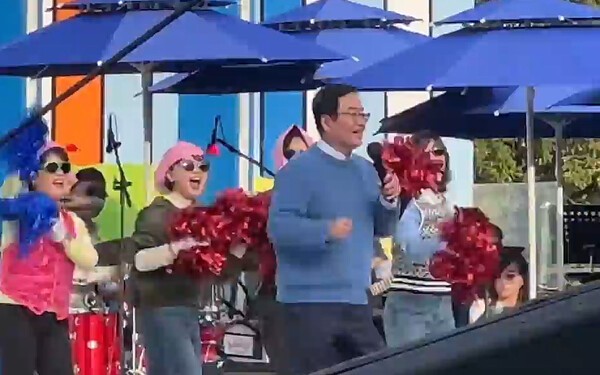 ▲전국노래자랑 녹화 무대에 오른 문인 광주 북구청장. 문 구청장 뒤로 여성 공무원들이 백댄서 역할을 하고 있다. 연합뉴스