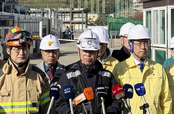 ▲울산화력발전 붕괴 사고 중앙사고수습본부 공동 본부장인 김영훈(가운데) 고용노동부 장관이 15일 오전 사고 현장 앞에서 브리핑하고 있다. 지난 6일 발생한 붕괴 사고 매몰자 7명은 모두 시신으로 수습됐다. 연합뉴스