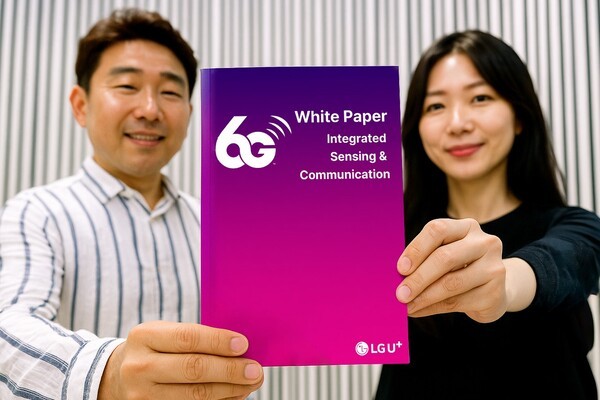 ▲LG유플러스는 6G 시대의 핵심 기술로 주목받는 통신·센싱 융합 기술(ISAC)을 주제로 ‘2025년 6G 백서’를 발간했다고 17일 밝혔다. 6G 백서 표지를 모델이 선보이고 있는 모습을 AI로 생성한 이미지. LG유플러스 제공