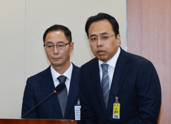 ▲ 김범석 우아한형제들 대표(오른쪽)가 지난달 14일 서울 영등포구 여의도 국회에서 열린 정무위원회 국정감사에 증인으로 출석했다. 왼쪽은 김명규 쿠팡이츠 대표.