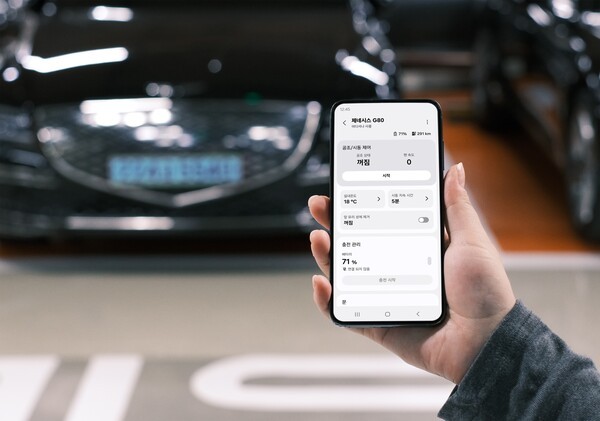 ▲현대자동차·기아는 삼성전자의 글로벌 스마트홈 플랫폼인 '삼성 스마트싱스'와 커넥티드 카 서비스를 연동한 '홈투카' 서비스를 개시한다고 지난 9월 25일 밝혔다. 사진은 삼성 스마트싱스로 커넥티드 카 서비스를 이용하는 모습. 연합뉴스