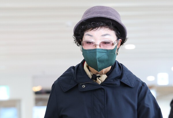 ▲ 양평 공흥지구 개발 특혜 의혹과 관련해 김건희 여사의 모친 최은순씨가 4일 서울 광화문 KT 빌딩에 마련된 김건희특검 사무실에 피의자 신분으로 출석하고 있다. 연합뉴스