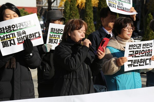 ▲윤명화 서울시교육청 학생인권위원장은 “서울시의회 국민의힘 의원들은 또다시 학생 인권을 두번 죽이는 내란을 자행하고 있다”며 규탄했다. 이영일 기자