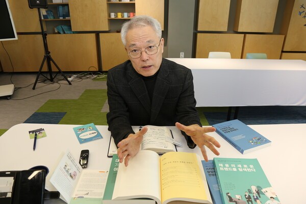 ▲송 대표가 그동안 '교육의봄'에서 연구하고 축적한 기업들의 채용 정보에 대한 방대한 자료를 기자에게 설명하고 있다. 이영일 기자