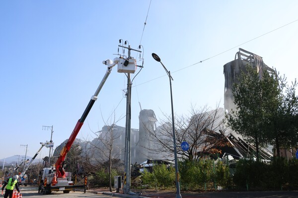 ▲ 19일 한국전력이 충남 천안시 동남구 풍세면 풍세산업단지 내 이랜드패션 물류센터 화재로 인해 망가진 전선과 전신주를 복구하고 있다. 지난 15일 오전 6시 8분께 물류센터에서 불이 나 60시간 만인 17일 오후 6시 11분께 완전히 진화됐다. 연합뉴스