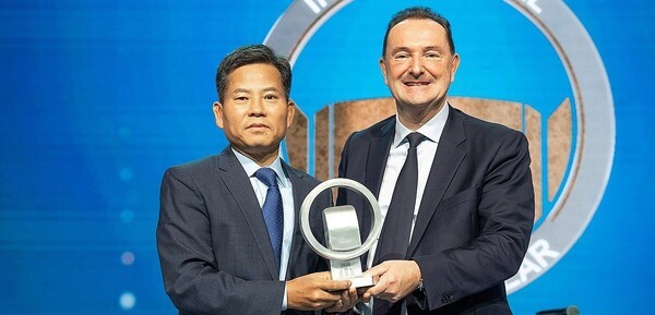 ▲기아는 19일(현지시각) 프랑스 리옹에서 열린 세계 상용차 박람회인 '솔루트랜스'에서 더 기아 PV5가 '2026 세계 올해의 밴'을 수상했다고 20일 밝혔다. 김상대 기아 PBV비즈니스사업부 부사장(왼쪽), 마크 헤드리히기아 유럽권역본부장이 기념 촬영하고 있다. 현대차·기아 제공