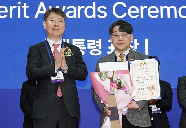 ▲산업통상자원부 최우혁 국장(왼쪽)과 HS효성종합기술원 김철 전무가 대통령상 수상 기념 촬영을 하고 있다. HS효성첨단소재 제공