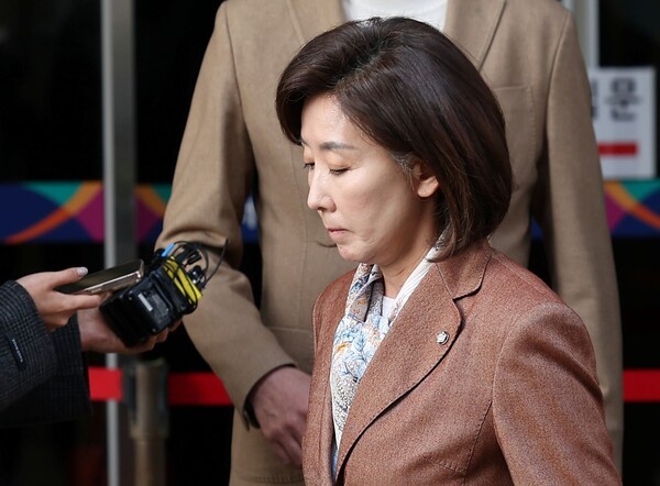 ▲국민의힘 나경원 의원이 20일 서울 양천구 서울남부지방법원에서 열린 '국회 패스트트랙 충돌' 1심 선고 공판을 마친 후 나서고 있다. 연합뉴스