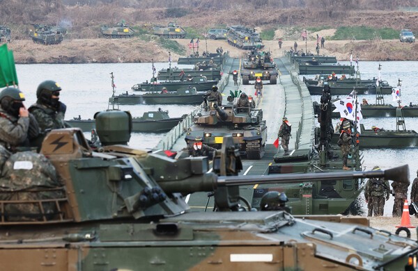 ▲'2025 호국훈련'이 진행 중인 20일 경기도 여주시 연양동 남한강에서 열린 '한미 연합 도하 훈련'에서 육군 제11기동사단 K2 전차가 육군 제7공병여단과 미2사단/한미연합사단 예하 다목적 교량 중대가 함께 구축한 부교를 넘고 있다.연합뉴스