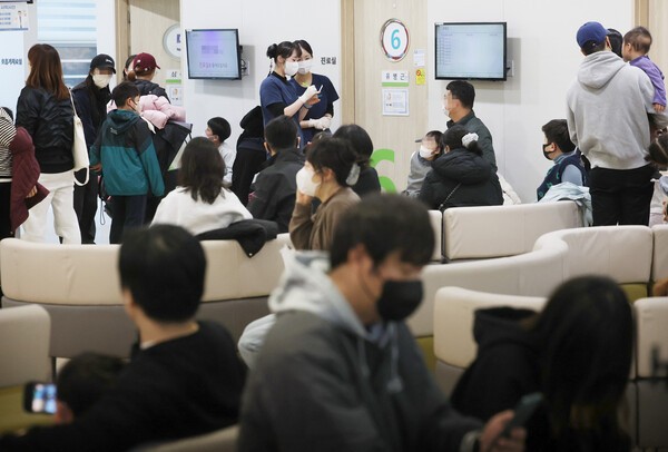 ▲ 독감이 유행 중인 11일 성북구 우리아이들병원 진료실이 진료를 받기 위해 기다리는 어린이들로 붐비고 있다. 연합뉴스