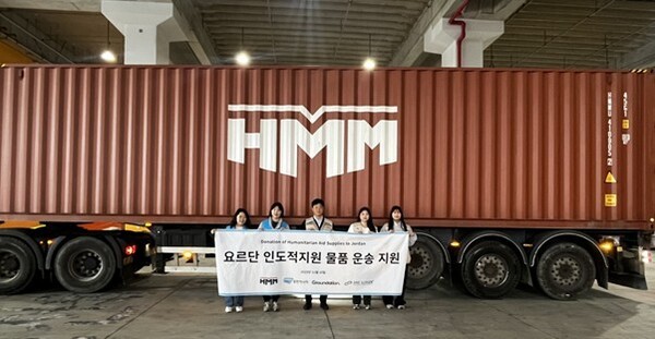 ▲휴먼아시아의 요르단 지원 물품 상차