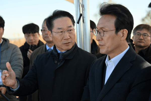 ▲유정복(왼쪽) 인천시장이 김민석 총리에게 의견을 전달하고 있다. 인천시