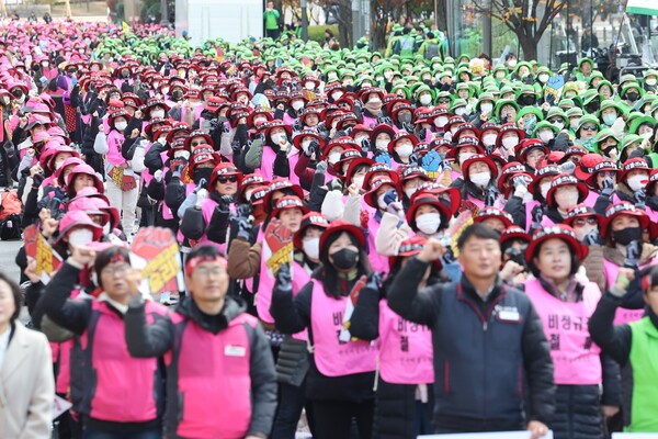 ▲학교 비정규직연대회의 조합원들이 21일 서울 여의도 국회 앞에서 2차 총파업 대회에서 구호를 외치고 있다.
