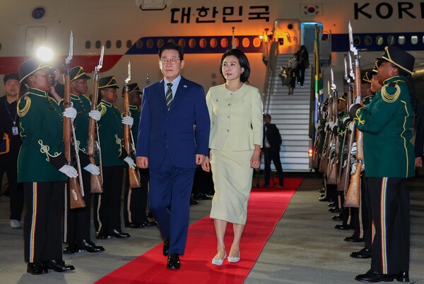 ▲주요 20개국(G20) 정상회의에 참석하는 이재명 대통령이 김혜경 여사와 함께 21일(현지시간) 남아프리카공화국 요하네스버그 OR탐보국제공항에 도착한 뒤 공군 1호기에서 내려 이동하고 있다. 연합뉴스