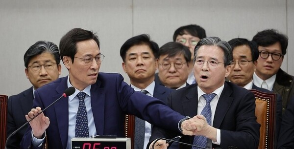 ▲지난 18일 서울 여의도 국회에서 열린 운영위원회 전체회의에서 김용범 대통령실 정책실장이 국민의힘 김은혜 의원의 질의에 답하는 도중 언쟁을 이어가자 우상호 대통령실 정무수석이 이를 제지하고 있다.