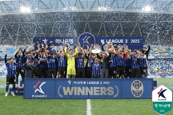 ▲인천유나이티드 선수들이 23일 우승 트로피 세리머니를 하고 있다. 연합뉴스