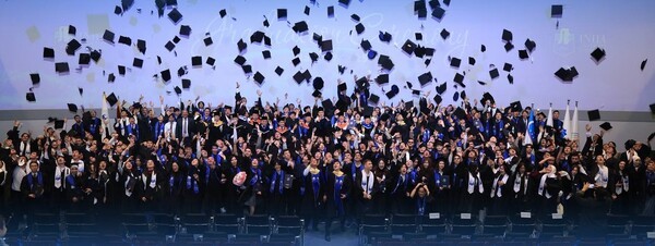 ▲IUT 학위수여식에서 졸업생들이 학사모 세리머니를 하고 있다. 인하대