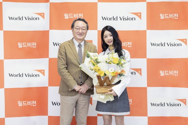 ▲(왼쪽부터) 조명환 월드비전 회장, 배우 이세희. 월드비전