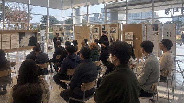 ▲광주시는 24일 사회적 참사를 함께 기억하고 생명과 안전의 가치를 되새기는 전시회를 학동 참사 유가족과 시민 등 30여 명이 참석한 가운데 개막행사를하고 있다. 광주광역시청 제공