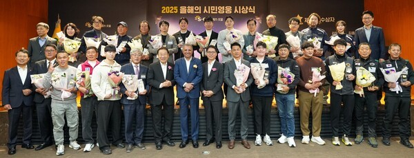 ▲ S-OIL이 24일 서울 마포구 공덕동 본사에서 ‘2025 올해의 시민영웅 시상식’을 갖고, S-OIL 안와르 알 히즈아지 CEO(앞줄 왼쪽에서 8번째)가 시민영웅 수상자들과 기념 촬영을 하고 있다. 앞줄 왼쪽에서 7번째부터 한국사회복지협의회 김성이 회장, S-OIL 안와르 알 히즈아지 CEO, S-OIL 류열 사장. S-OIL 제공