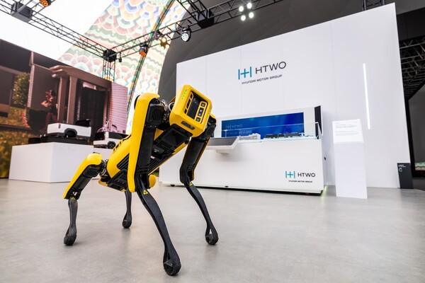 ▲현대차그룹은 2025년 APEC 정상회의가 열리는 경북 경주시에서 수소를 비롯해 PBV와 로보틱스 사업의 핵심 기술을 보여주는 다양한 전시 및 행사를 진행한다고 28일 밝혔다. 사진은 경주엑스포대공원 에어돔 '현대자동차그룹관' 내를 자유롭게 활보하고 있는 보스턴다이나믹스의 4족 보행 로봇 '스팟'. 현대자동차·기아 제공