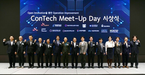 ▲ SK에코플랜트가 24일 서울 광진구 그랜드워커힐 호텔에서 ‘2025 콘테크 미트업 데이(ConTech Meet-Up Day)’ 시상식을 개최했다. 사진은 시상식에서 김영식 SK에코플랜트 사장(오른쪽에서 8번째)과 수상기업 대표, 공동주최 기관 관계자 등이 기념촬영을 하고 있는 모습. SK에코플랜트 제공