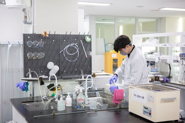 ▲공단 환경연구소 학습공동체 직원이 연구 실험을 하고 있다. 인천환경공단