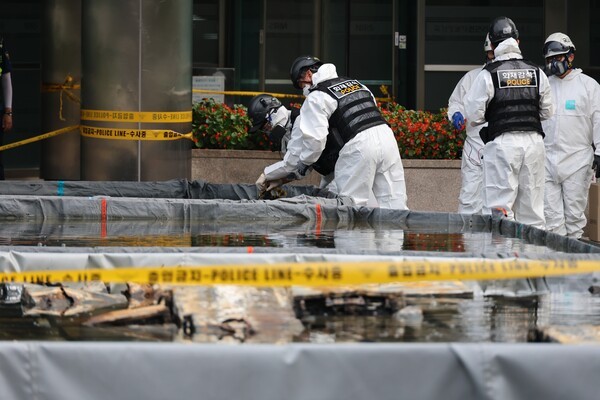 ▲ 지난 9월 30일 오전 대전 유성구 국가정보자원관리원(국정자원) 화재 현장에서 감식 관계자들이 불이 붙었던 무정전·전원 장치(UPS)용 리튬이온배터리의 상태를 살피고 있다. 앞서 지난 26일 정부 전산시스템이 있는 국정자원에서 리튬이온배터리 화재가 발생해 정부 전산 서비스가 대규모로 마비된 바 있다. 연합뉴스