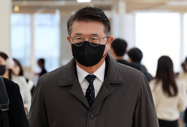 ▲김승희 전 대통령실 의전비서관 자녀의 학교폭력 사건 무마 의혹과 관련해 장상윤 전 대통령실 사회수석비서관이 25일 서울 광화문 KT빌딩에 마련된 김건희특검 사무실에 참고인 신분으로 출석하고 있다. 연합뉴스