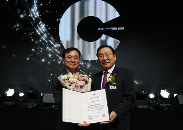 ▲HS효성첨단소재가 7년 연속 '지역사회공헌 인정기업'으로 선정됐다. 최형식 HS효성 커뮤니케이션실 상무(왼쪽)와 김성이 한국사회복지협의회장이 함께 하고 있다. HS효성첨단소재 제공