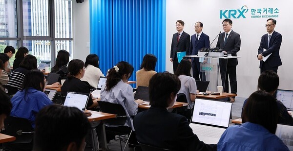 ▲이승우 주가조작 근절 합동대응단장이 지난 9월 23일 서울 영등포구 한국거래소 서울사무소에서 '불공정거래 행위 관련 사건 1호' 브리핑을 하고 있다. 연합뉴스