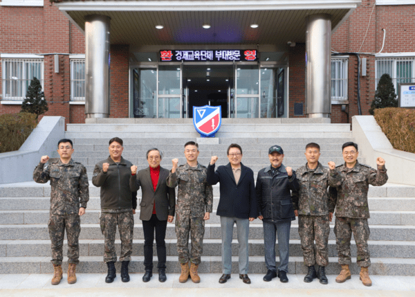 ▲ 경제교육단체협의회가 육군 제2291부대를 방문해 부대 관계자들과 기념촬영을 하고 있다. 경제교육단체협의회