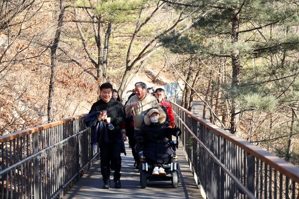 출근길엔 철거민촌 화재 현장 점검...취약 계층 끼니 위한 '희망찬 나눔... - 뉴스 썸네일 이미지