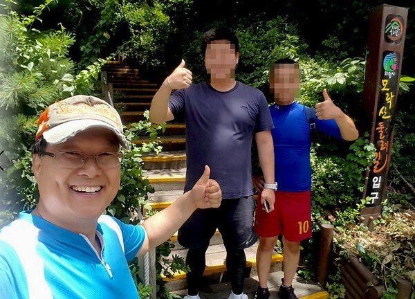 ▲윤용범 대표가 돌보고 있는 아이들과 함께한 모습. 이랜드제단 제공