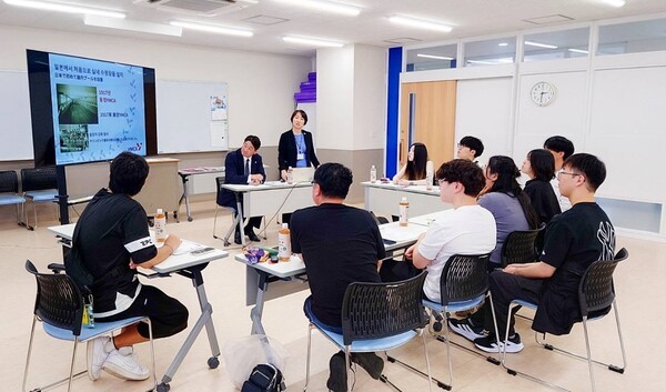 ▲구마모토YMCA 마루메 국제협력국장이 구마모토YMCA의 활동을 소개하고 있다. 군산YMCA