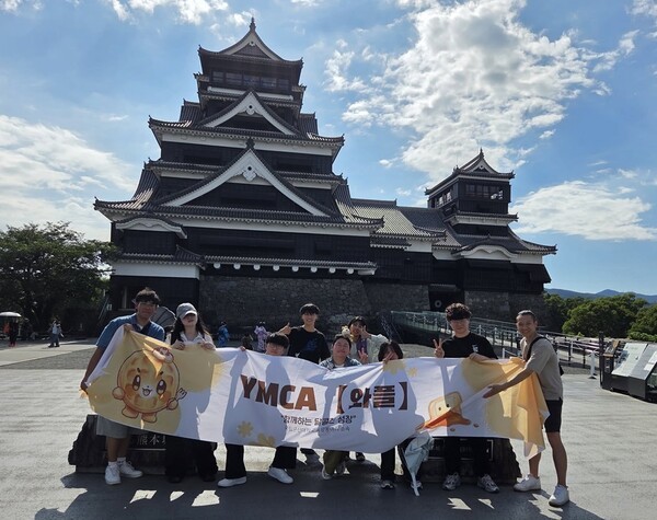 ▲학생들은 구마모토성을 함께 둘러보며 대학생활과 YMCA 활동, 각국의 문화와 역사, 미래세대가 만들어 갈 한·일 관계 등에 대해 자유롭게 의견을 나눴다.  군산YMCA