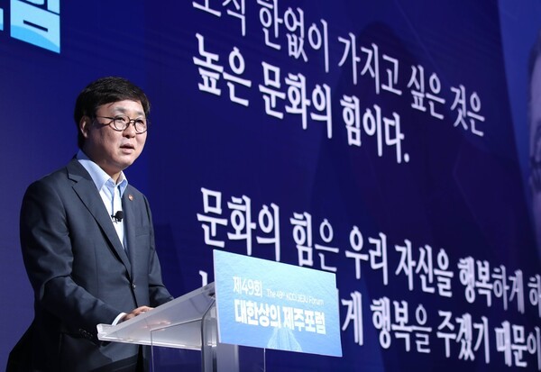 <b>최휘영</b> 문화장관 "LA·뉴욕 등 대규모 <b>공연장 운영권</b> 확보 추진"