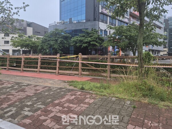 서산호수공원 하천 위험한 데크 가드... 서산시는 '책임 핑퐁' 중 - 뉴스 썸네일 이미지