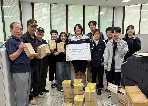 "고맙습니다" 한마디에 마음이 따뜻해졌다...청소년들이 전한 특별한 '선... - 뉴스 썸네일 이미지