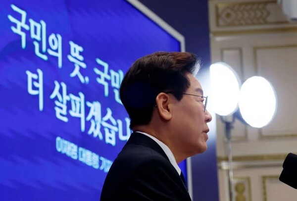 <b>이재명</b> 대통령, '문조털래유'에게 항복 선언