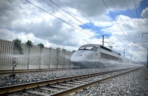 ‘역대급 폭염에 열차도 천천히'
