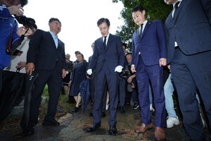 ‘민주주의’운운하며…꼭 전두환 비석을 밟아야 하나?