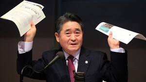 이재명의 8.15'미러볼 사면'을 보며 지만원 박사의 안부를 묻는다. 