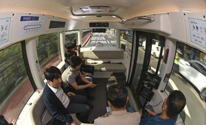 운전석 없는 자율주행버스…서울 한복판서 오토바이 피해 '척척'