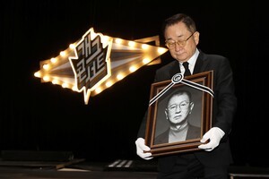 故 전유성 영결식 거행...KBS 개그콘서트 녹화장서 노제